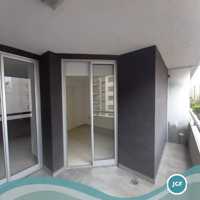 dormitorio con ventanal